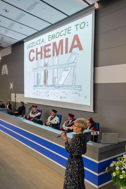 Zdjęcie przedstawia dr hab. inż. Agatę Markowską-Szczupak prowadzącą wykład inauguracyjny &amp;quot;Uczuciowe związki [chemiczne]&amp;quot;