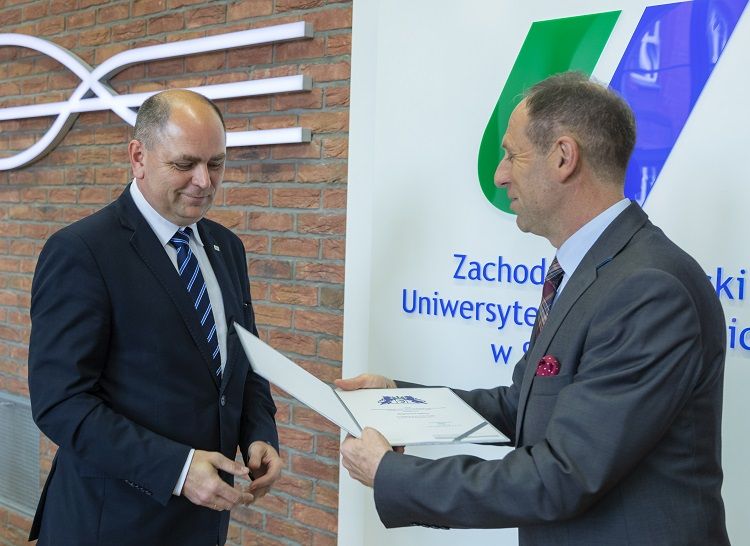Zdjęcie przedstawia Zbigniewa Cenkiera oraz JM Rektora ZUT dr. hab. inż. Jacka Wróbla, prof. ZUT