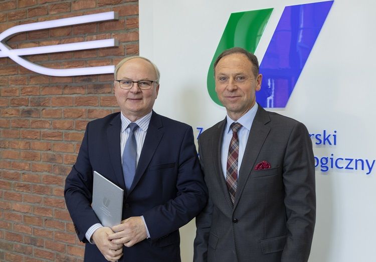 Zdjęcie przedstawia prof. dr. hab. Piotra Masojcia oraz JM Rektora ZUT dr. hab. inż. Jacka Wróbla, prof. ZUT